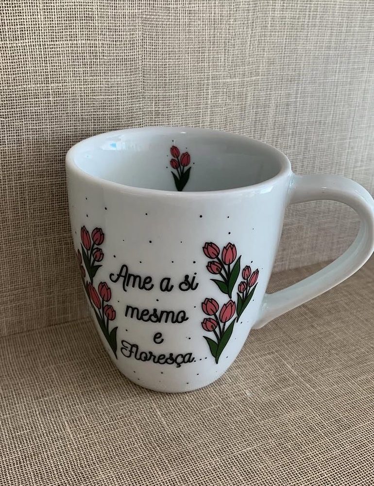 Caneca formato tulipa com desenho de tulipas rosa e a frase Ame a si mesmo e floresça