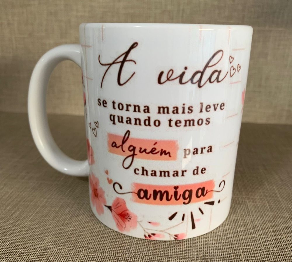 Caneca branca com flores e a frase A vida se torna mais leve quando temos alguém para chamar de amiga