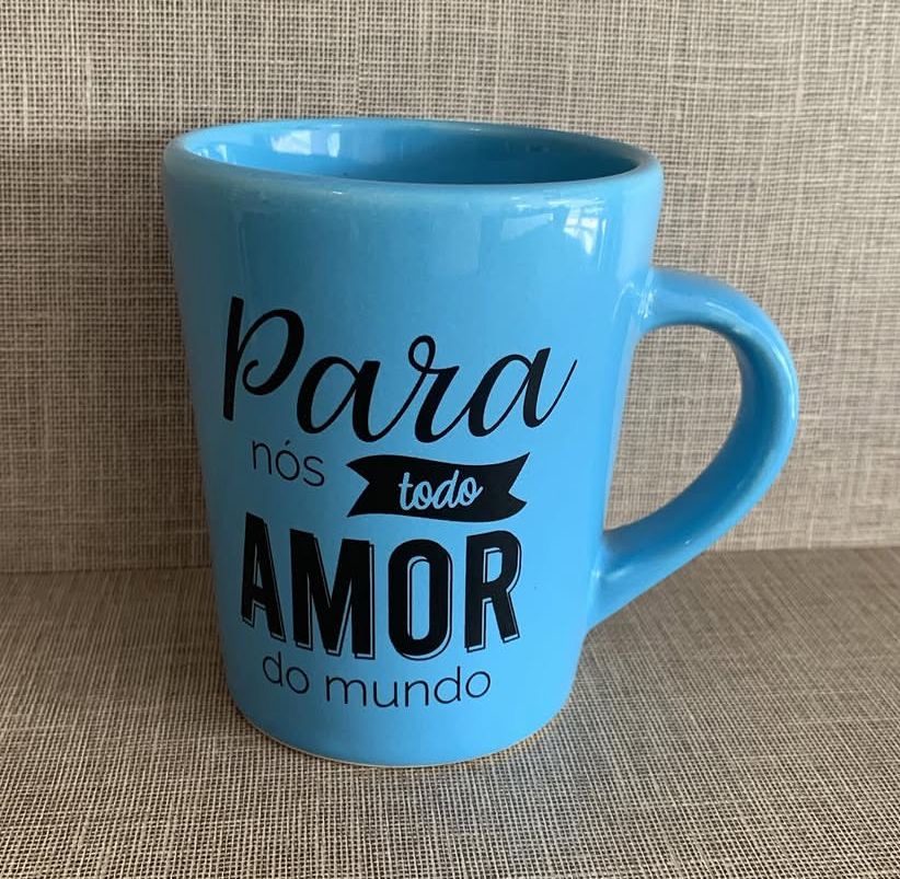 Caneca azul com letras pretas e a frase Para nós todo amor do mundo