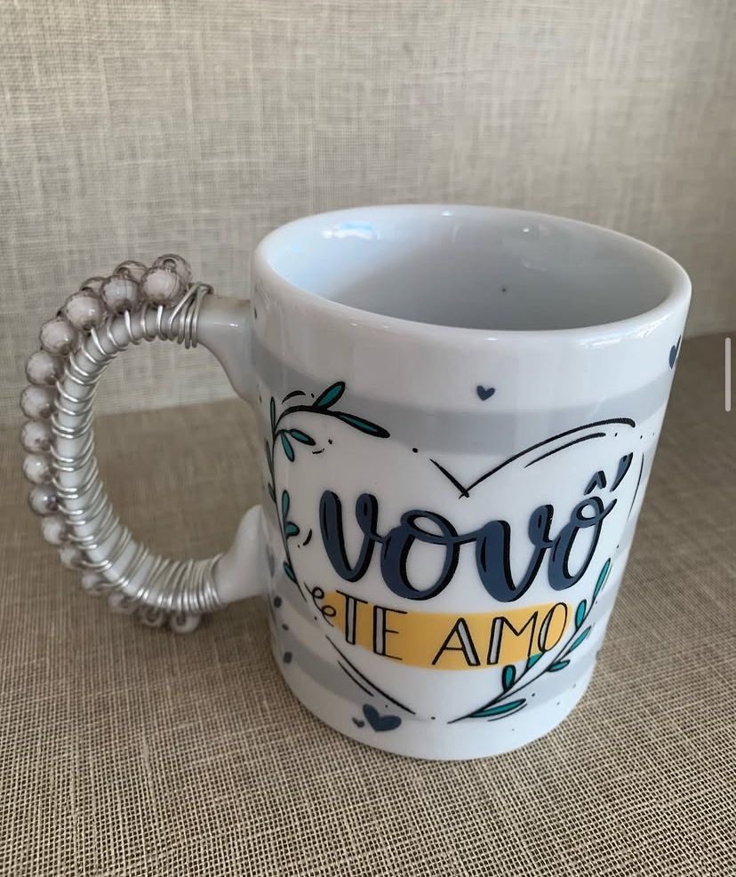 Caneca com listras cinza, frase Vovó te amo e alça decorada à mão com pérolas brancas