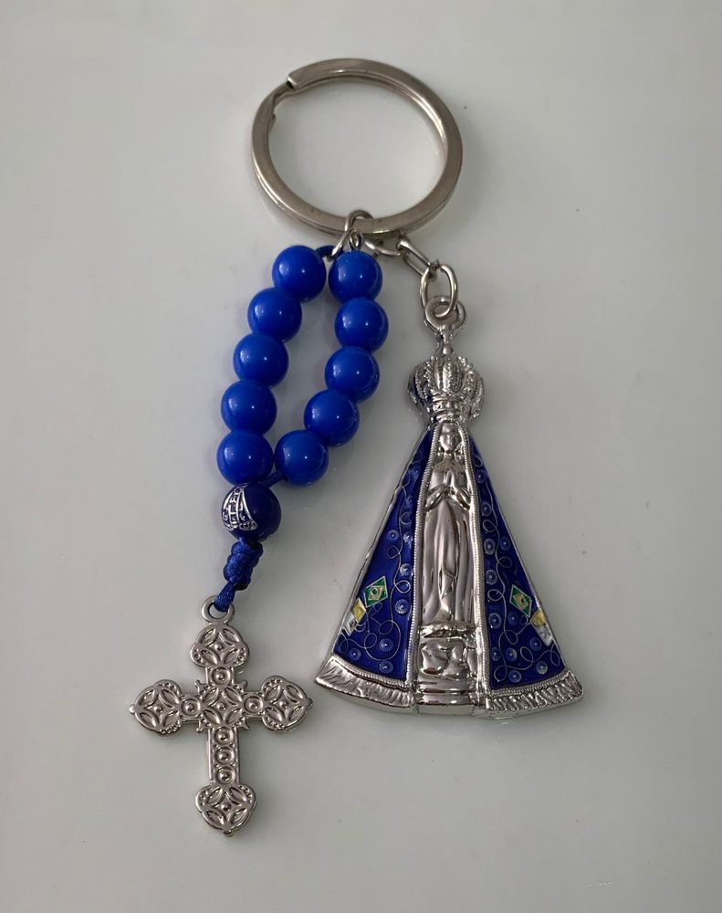 Chaveiro azul de Nossa Senhora Aparecida com dezena de contas