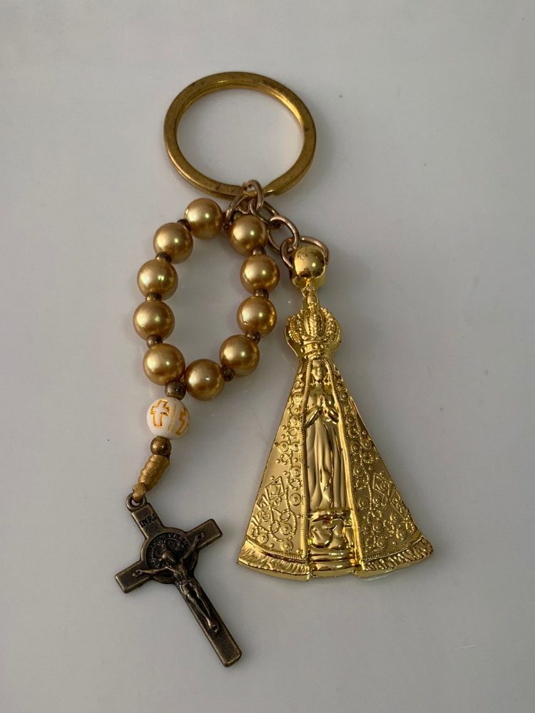 Chaveiro dourado de Nossa Senhora Aparecida com dezena de contas