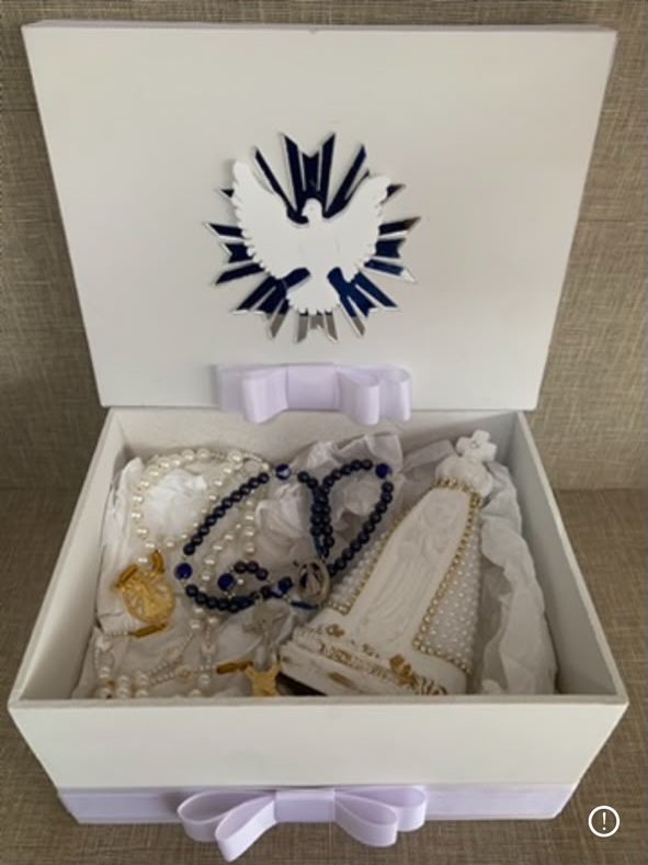 Caixa branca com Divino Espírito Santo azul, dois terços e imagem de Nossa Senhora de Fátima