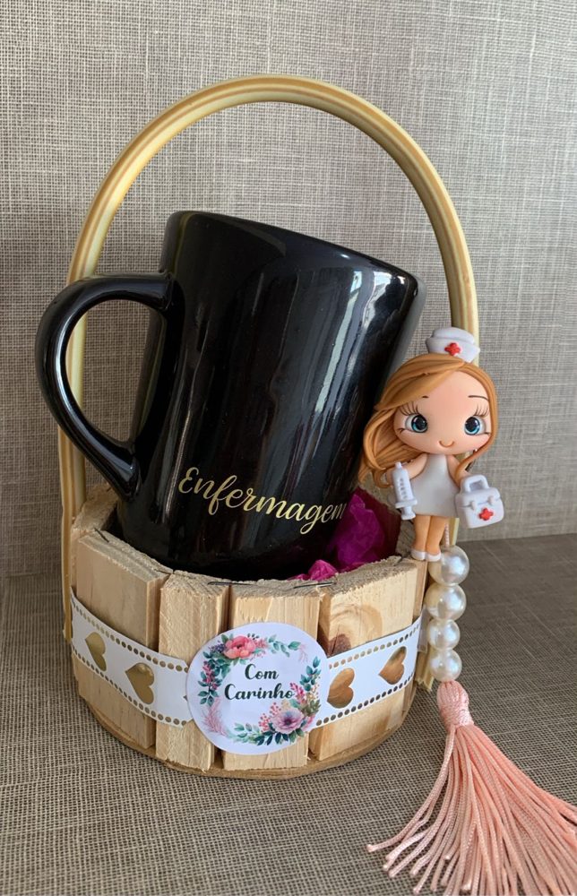 Cestinha de madeira com caneca preta escrita Enfermagem, boneca de enfermeira e chaveiro de pérolas
