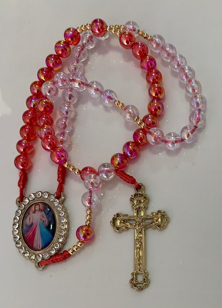 Terço de cristais vermelhos e transparentes com medalha da Divina Misericórdia