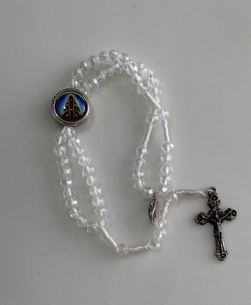 Terço de pulso de cristal transparente com medalha de Nossa Senhora Aparecida