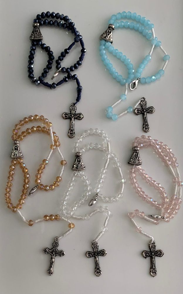 Terços de pulso de cristal em várias cores com pingente prateado de Nossa Senhora Aparecida