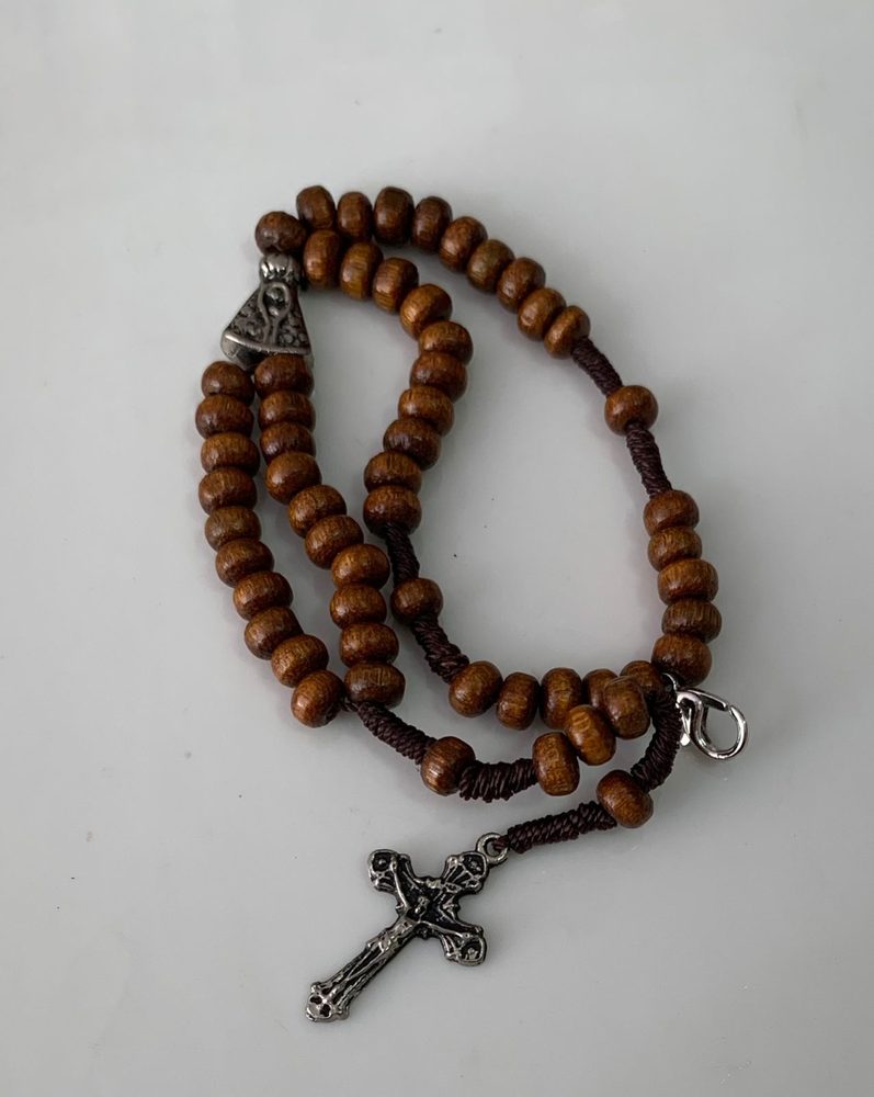 Terço de pulso de madeira com pingente prateado de Nossa Senhora Aparecida