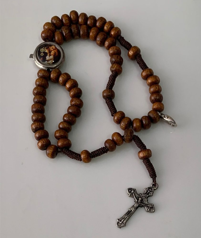 Terço de pulso de madeira com medalha de Santo Antônio com o Menino Jesus