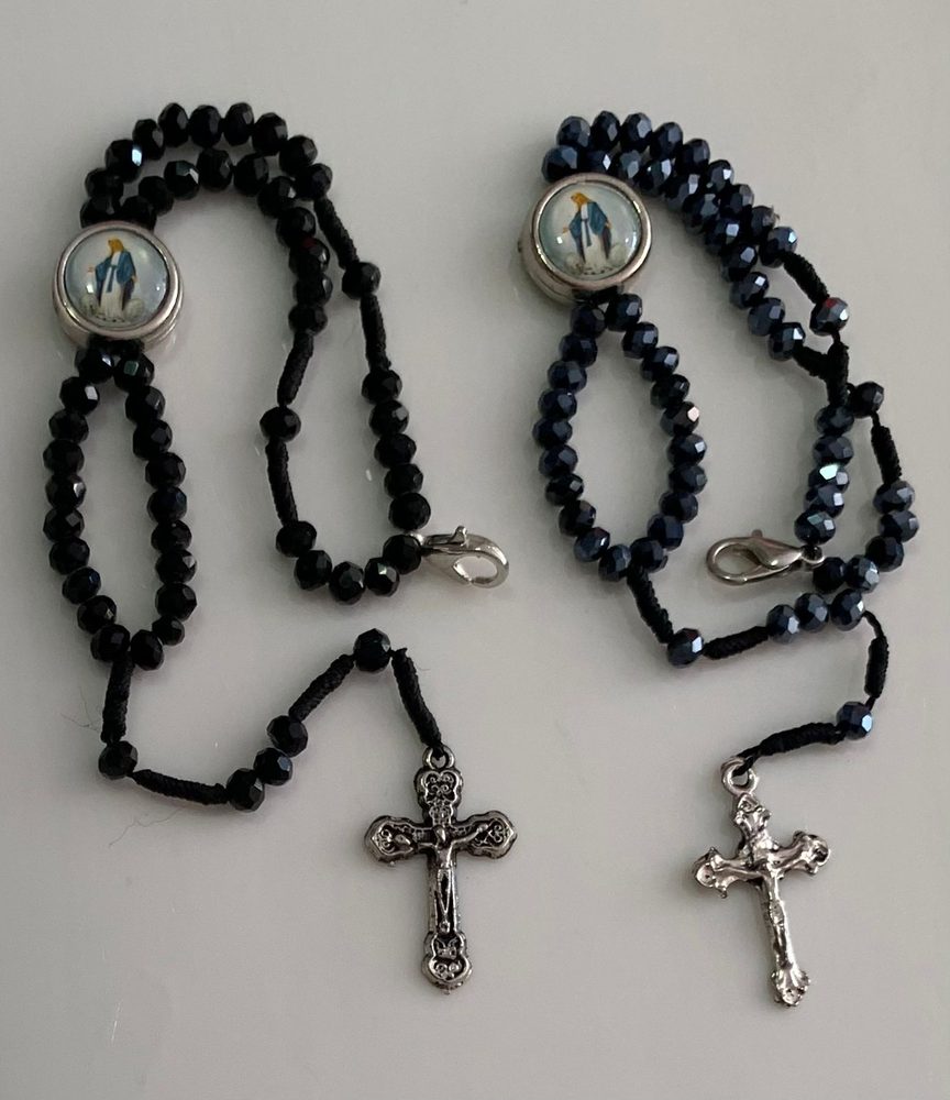 Terços de pulso de cristal preto e azul-marinho com a Medalha Milagrosa