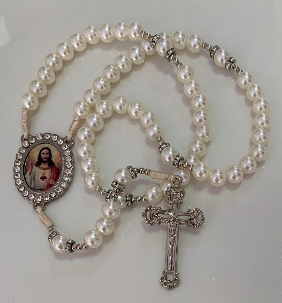 Terço de pérolas brancas com rondelas de strass e medalha do Sagrado Coração de Jesus