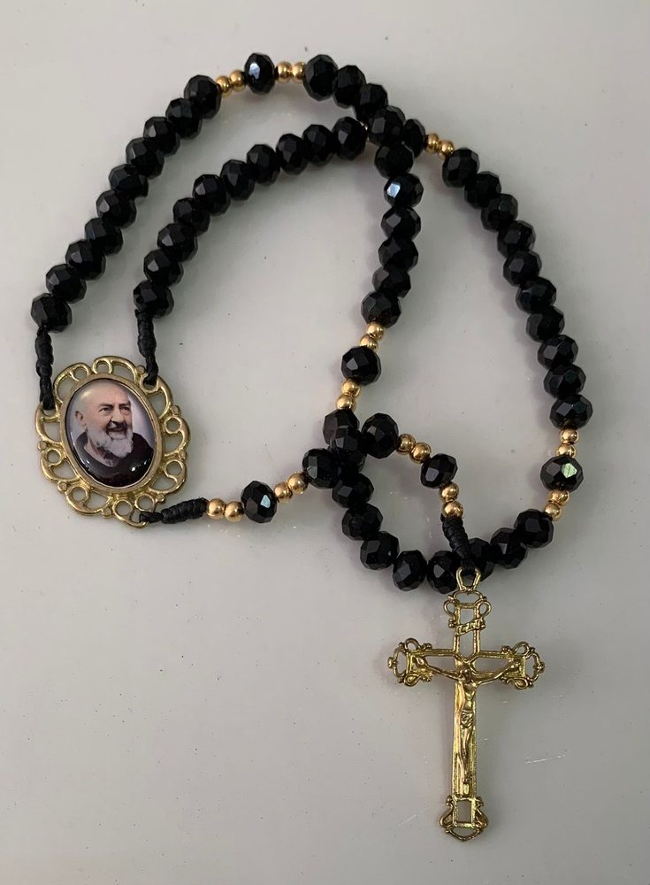 Terço de cristais pretos com medalha dourada de São Padre Pio