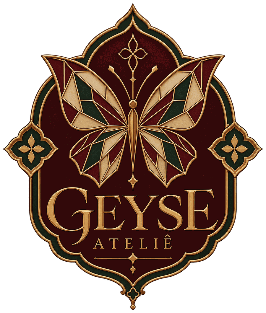 Selo do Geyse Ateliê: borboleta em vitral sobre fundo vinho